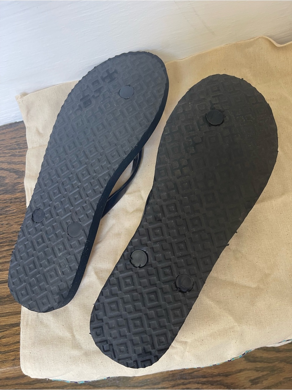Tory Burch Navy Strap Flip Flops with Yellow & Orange Geo Print - Picture 4 of 4